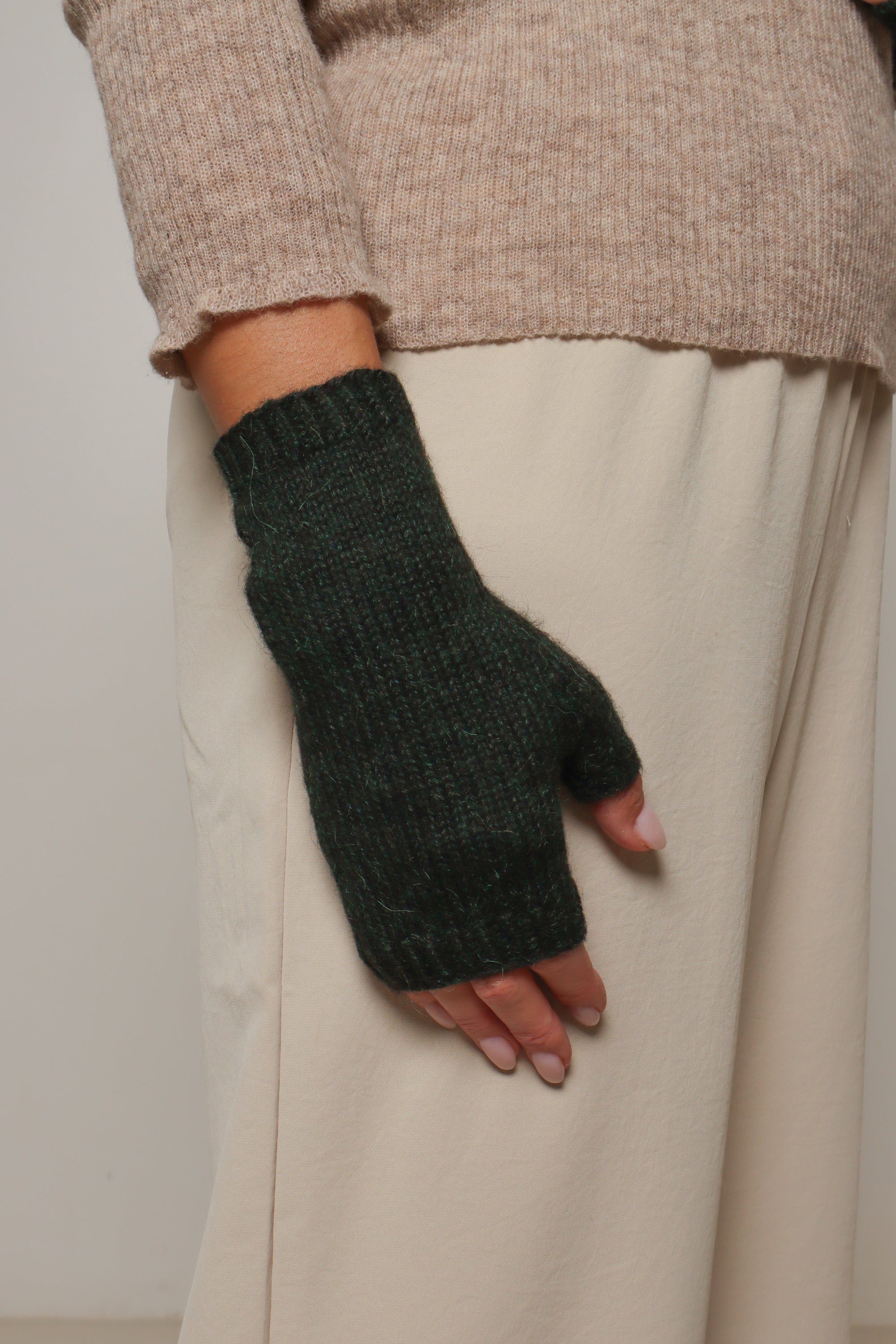 green natural fibre mittens#colour_forest