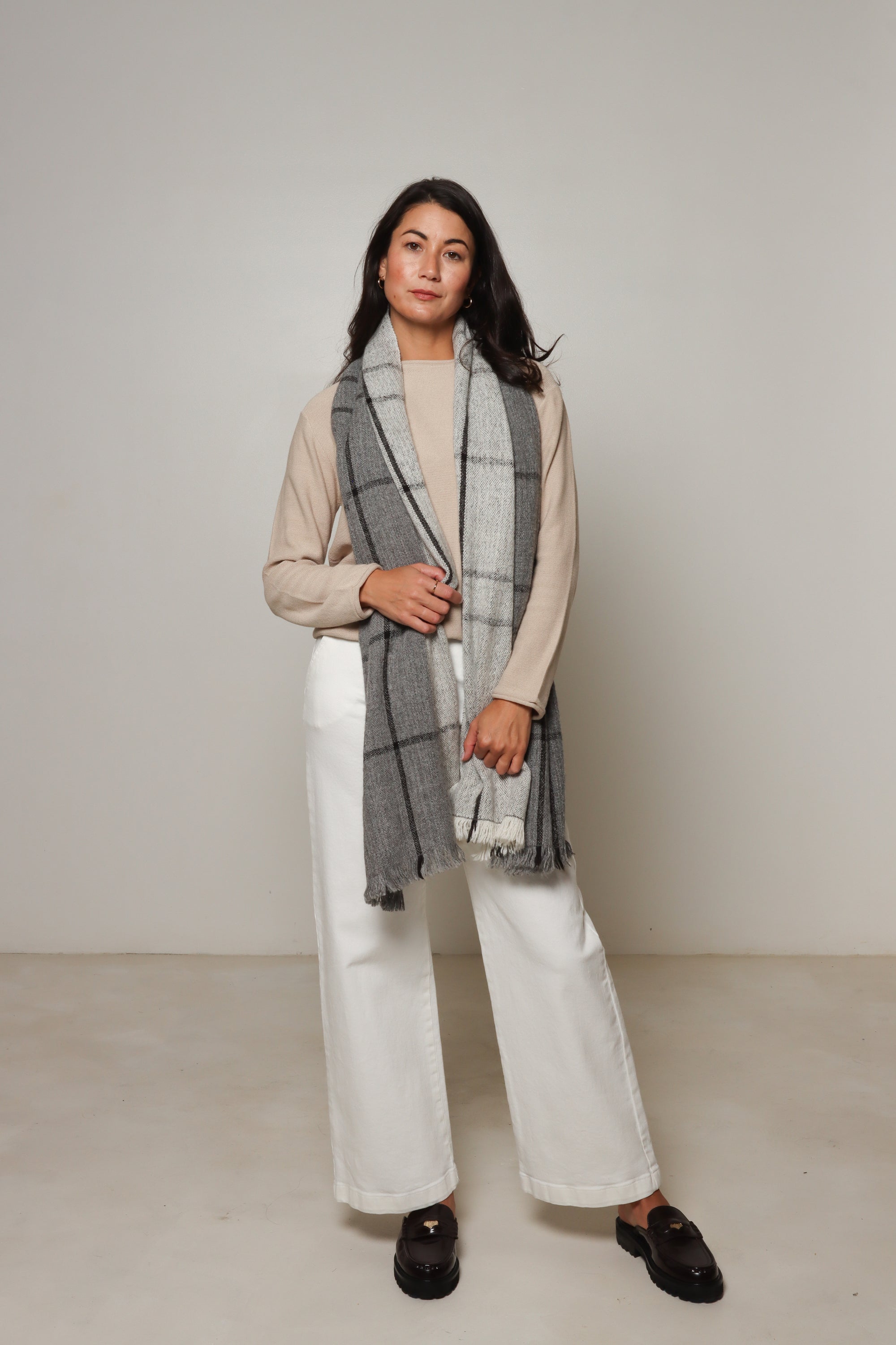 soft alpaca scarf white and grey