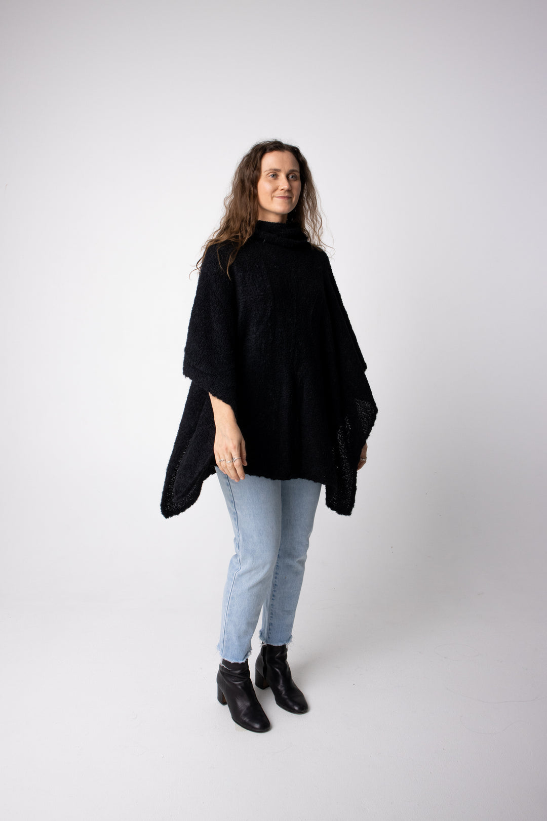 boucle alpaca poncho black #colour_black